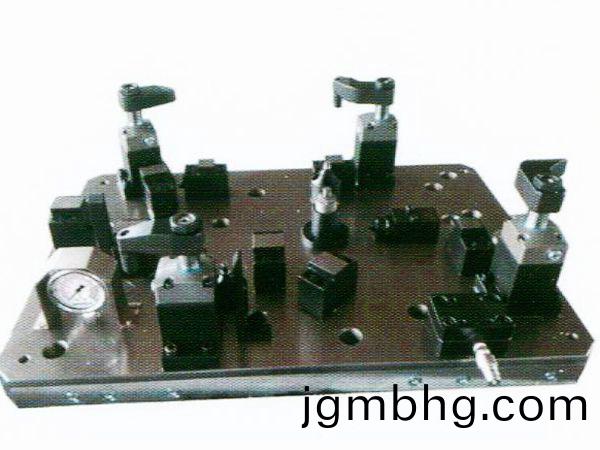 齒(chi)輪(lun)室罩(zhao)蓋(gai)液壓(ya)裌(jia)具(ju)